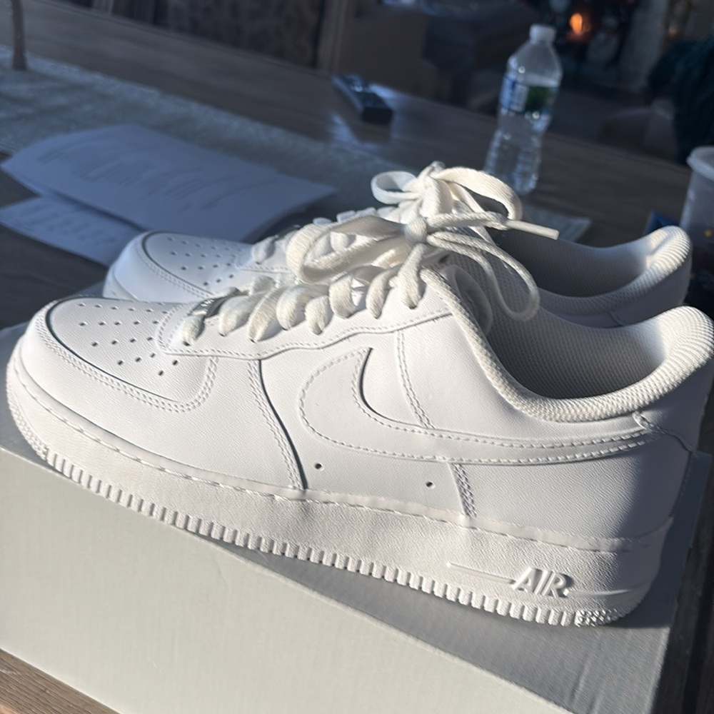 Nike Air Force 1 – Women’s Size 10
Triple White